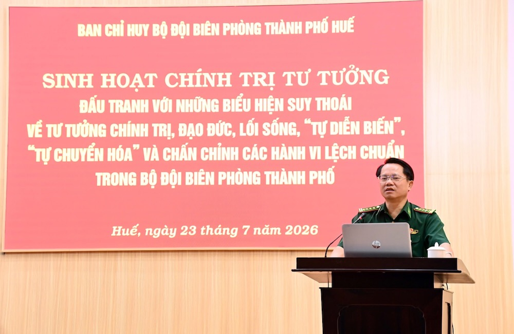 Đại tá Đặng Ngọc Hiệu - Chính ủy Ban Chỉ huy Bộ đội Biên phòng TP Huế chủ trì hội nghị. Ảnh: Biên phòng TP Huế