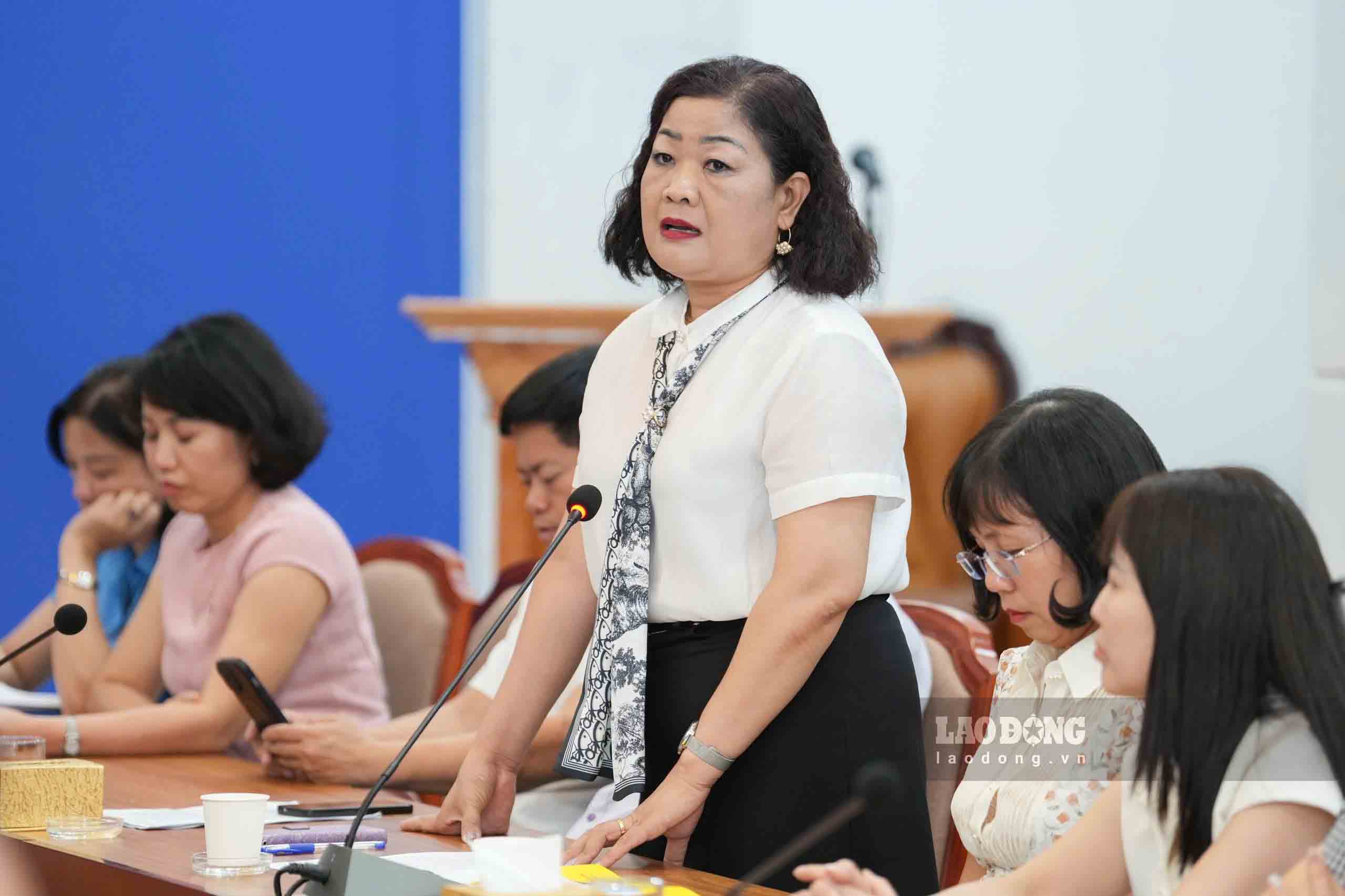 Bà Phạm Phương Lan - Phó Trưởng khoa Lý luận Chính trị, Trường Đại học Công đoàn chia sẻ tại hội nghị. Ảnh: Hữu Chánh.