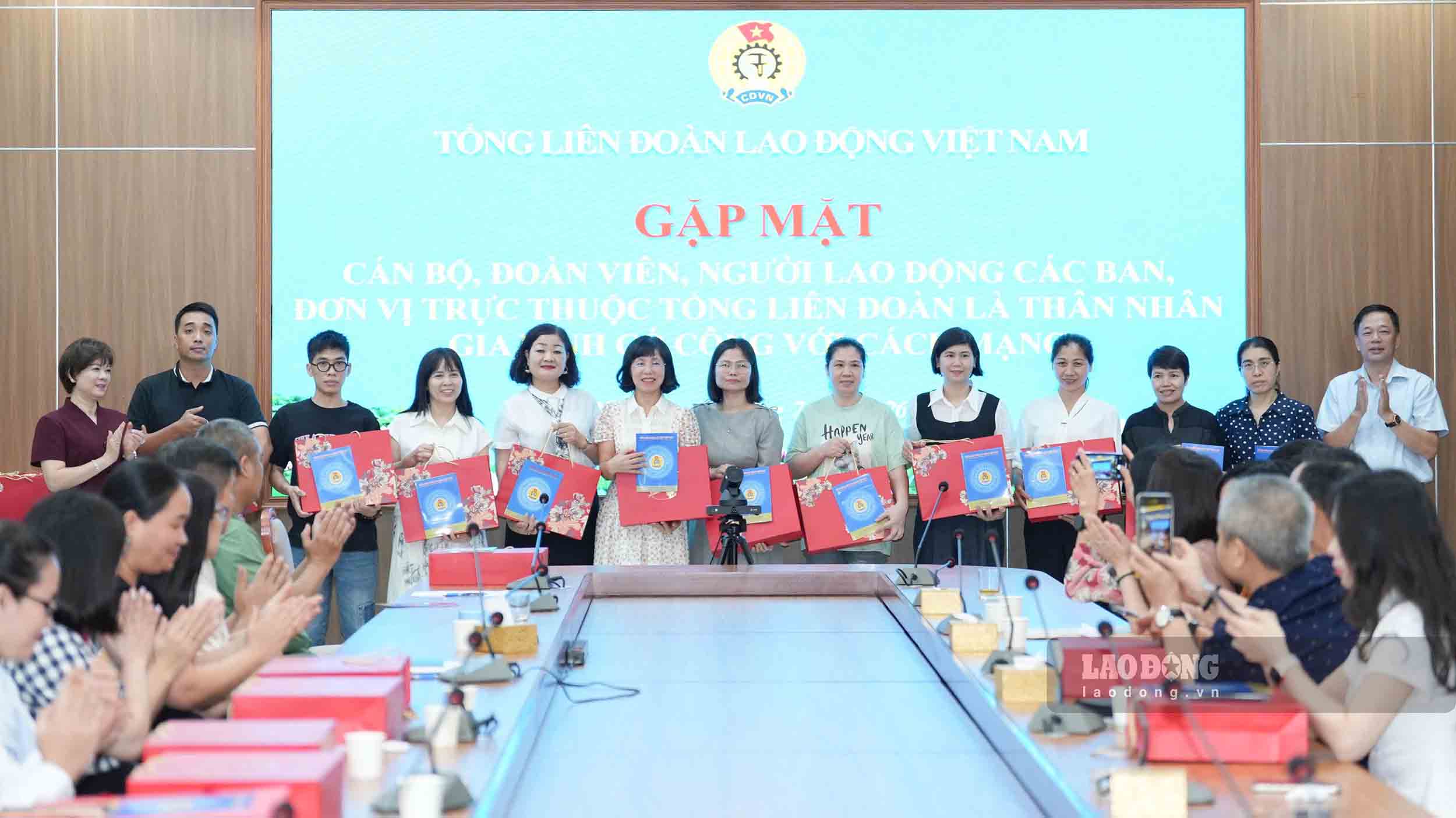Lãnh đạo Tổng LĐLĐVN tặng quà các gia đình người có công với cách mạng là thân nhân của cán bộ, công chức, viên chức, người lao động thuộc các ban, đơn vị trực thuộc. Ảnh: Nguyễn Hữu Chánh.