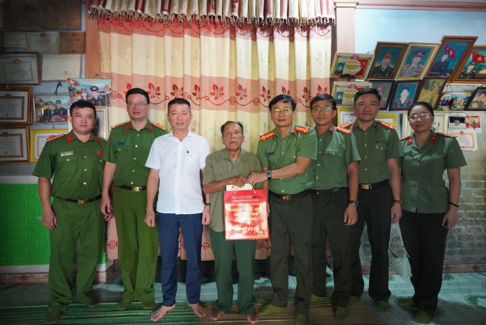 Nhân Ngày Thương binh - Liệt sĩ, Đại tá Dương Văn Thoan - Phó Giám đốc Công an TP Huế tri ân người có công. Ảnh: Công an TP Huế