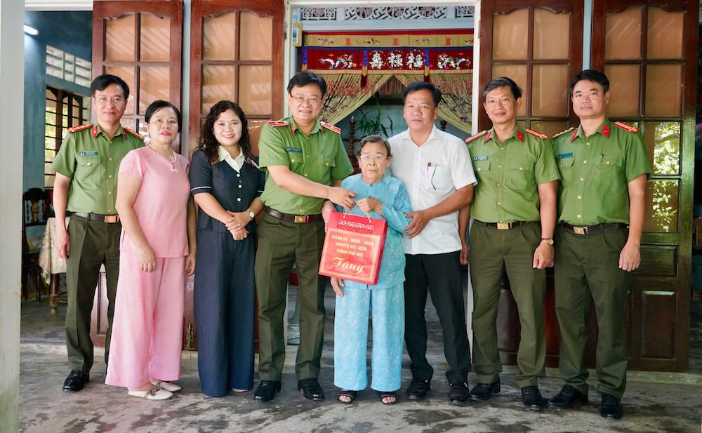 Major General Nguyen Thanh Tuan - Director of Hue City Police visits and presents gifts to people with meritorious services and relatives of martyrs in the area. Photo: Hue City Police