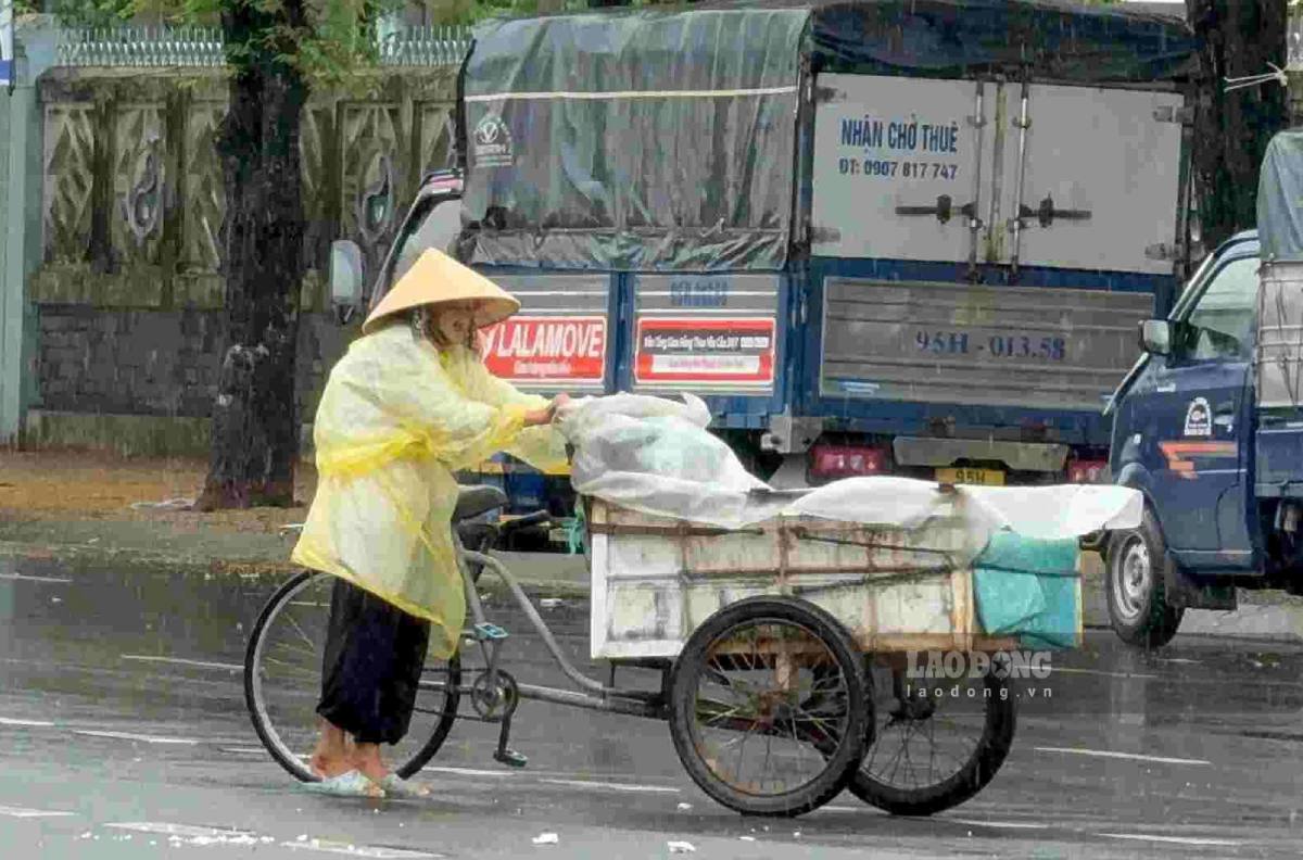 Many elderly people in Can Tho want to reduce the age of enjoying social pension benefits so that they have more support when old age comes. Photo: Huong Nha