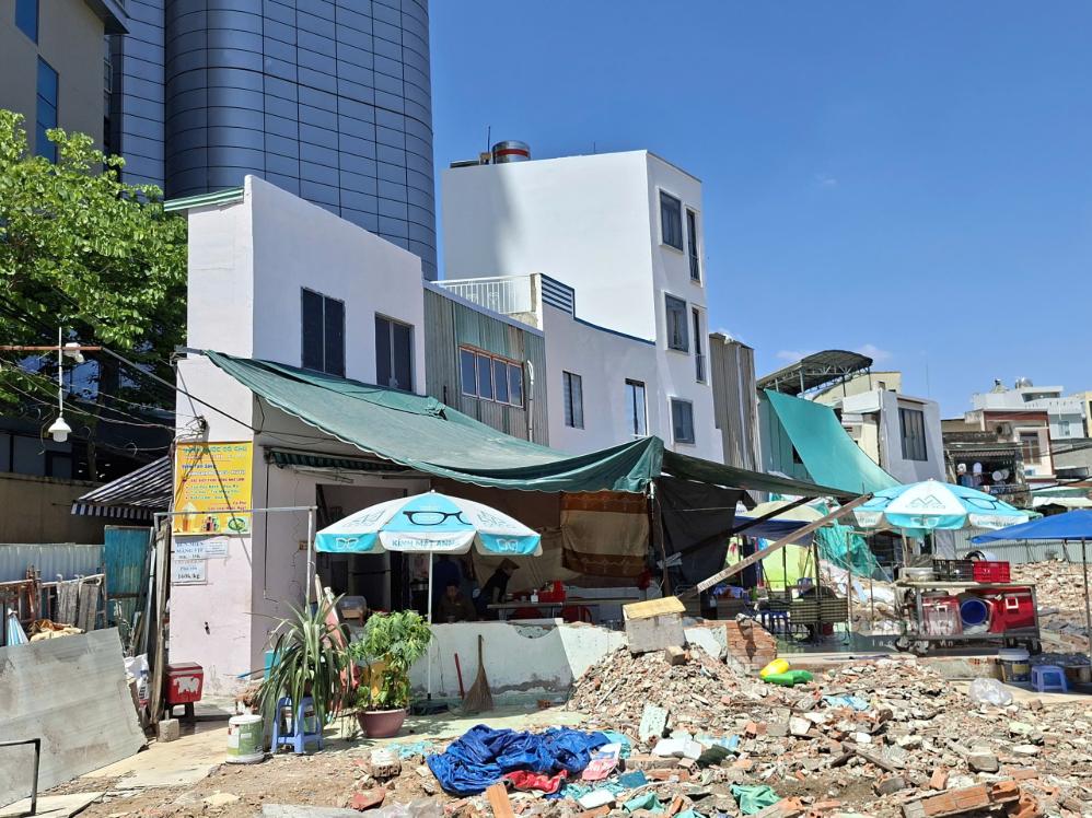 Super-thin house appears along Xuyen Tam canal after clearance. Photo: Minh Quan