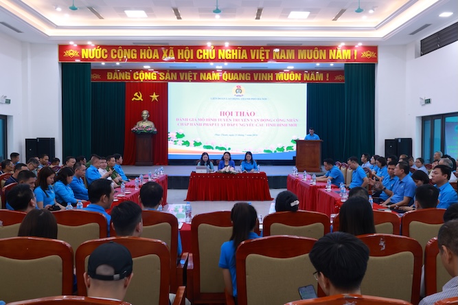 Workshop on evaluating the effectiveness of models of propaganda and mobilization of workers to comply with the law in the new situation organized by the Hanoi Labor Federation took place on July 23. Photo: Ngoc Anh