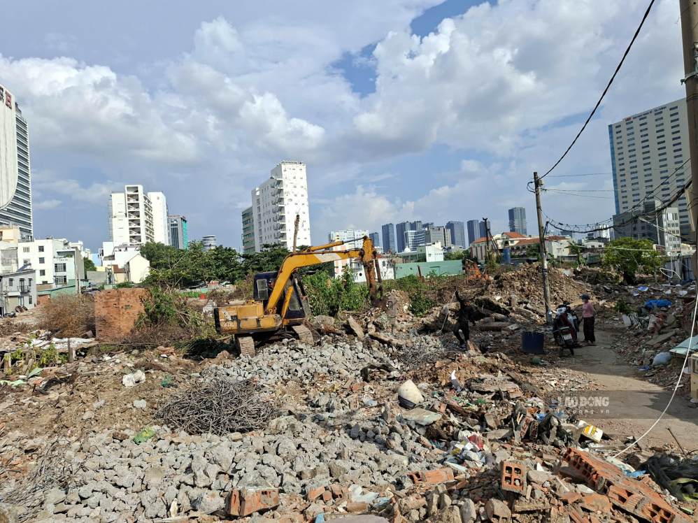 Site clearance for the Xuyen Tam canal renovation project in Ho Chi Minh City. Photo: Minh Quan