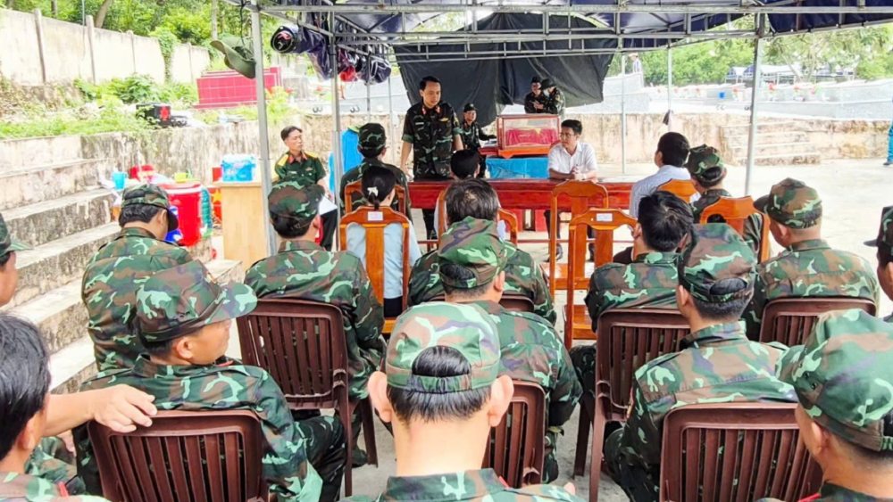 Tại buổi đến thăm, Chủ tịch UBND xã Tri Tôn đã ân cần thăm hỏi sức khỏe, điều kiện sinh hoạt và tiến độ thực hiện nhiệm vụ của cán bộ, nhân viên trực tiếp tham gia lấy mẫu. Ảnh: Phương Vũ
