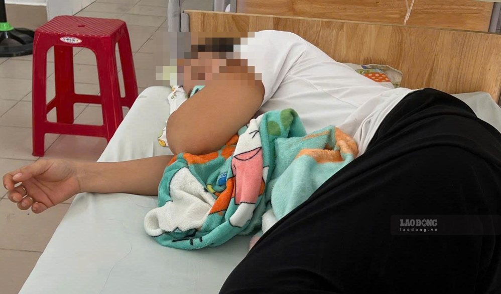 Một nạn nhân đang điều trị tại bệnh viện sau khi sử dụng bánh mì ở Hộ kinh doanh Đồng Mẫn I. Ảnh: Phương Linh