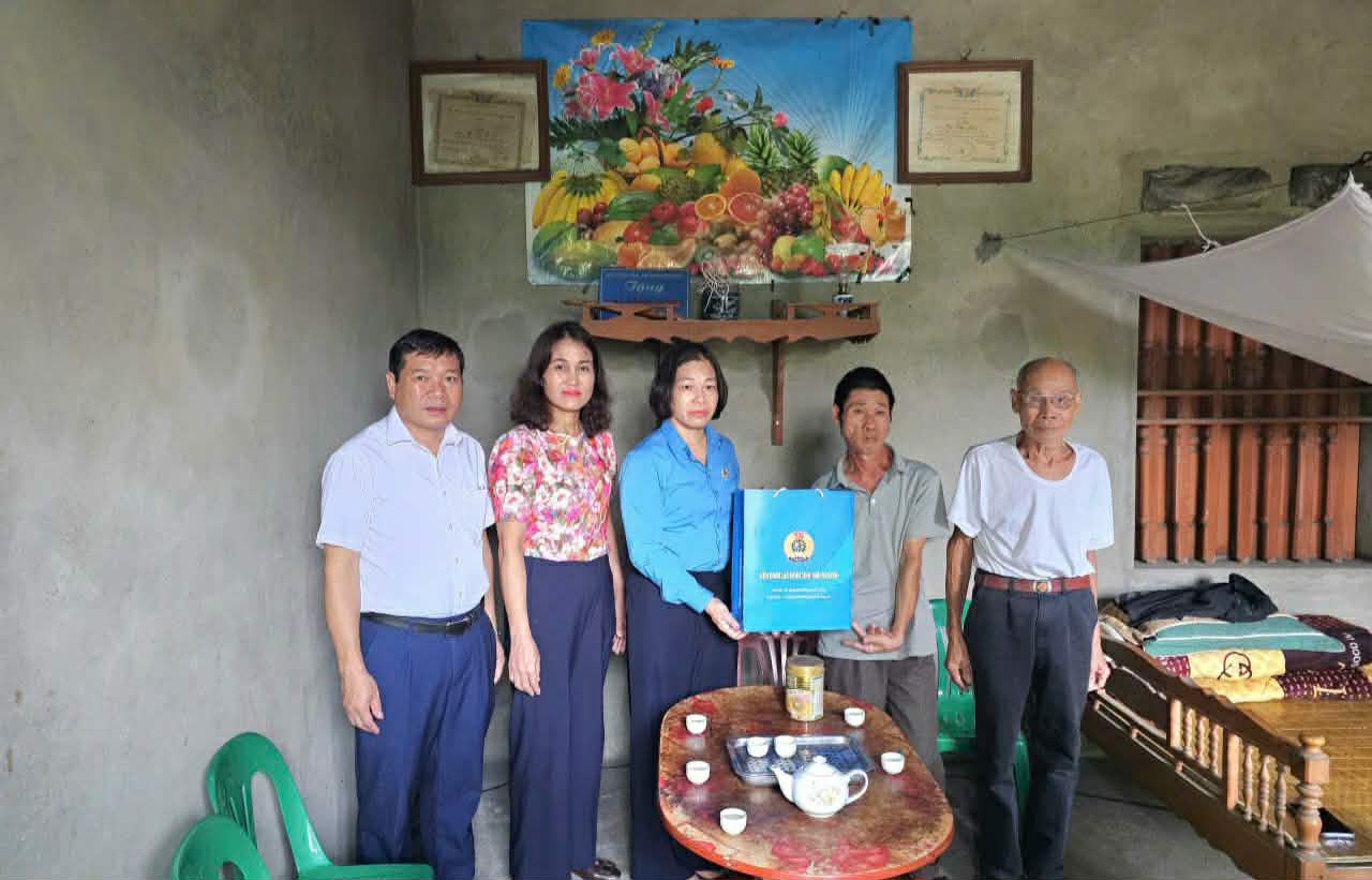 Leaders of the Thai Nguyen Provincial Labor Federation present gifts to policy families. Photo: Thai Nguyen Trade Union