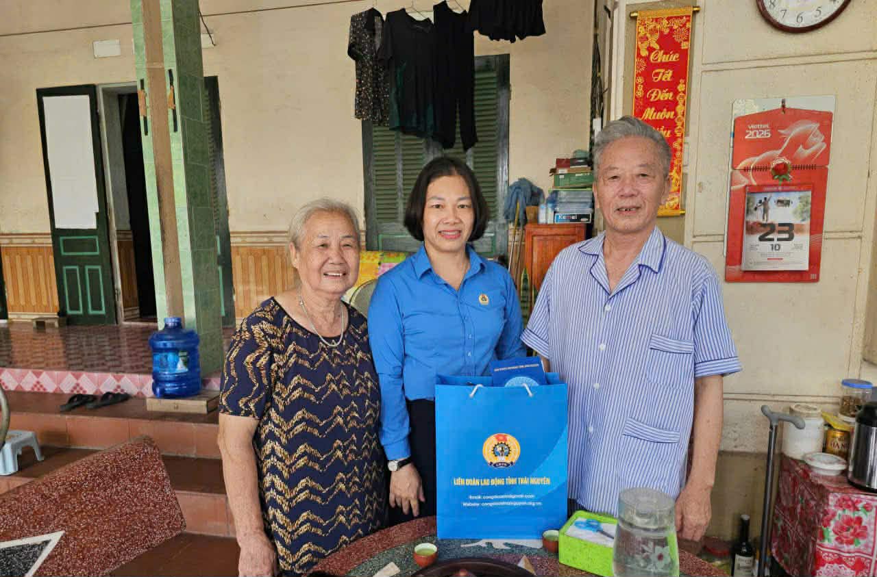 Chủ tịch LĐLĐ tỉnh Thái Nguyên thăm, tặng quà các gia đình chính sách. Ảnh: Công đoàn Thái Nguyên