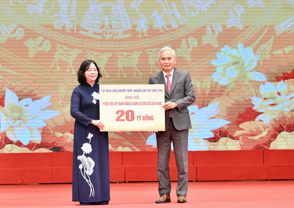 Politburo Member, Secretary of the Party Central Committee, Chairman of the Central Committee of the Vietnam Fatherland Front Bui Thi Minh Hoai receives support from leaders of TKV Group. Photo: TKV Group