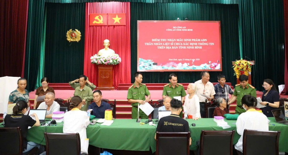 Ninh Binh Provincial Police coordinate with relevant units to collect DNA samples from relatives of martyrs to serve the work of verifying the identity of martyrs' remains that lack information. Photo: Ninh Binh Provincial Police