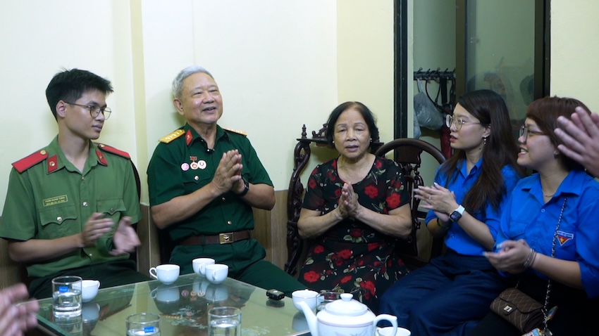 Warm reunion meal to show gratitude to veterans in the heart of Hanoi