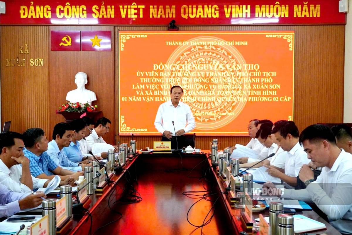 Standing Vice Chairman of the Ho Chi Minh City People's Council delivers a directive speech during a working session with commune-level authorities in eastern Ho Chi Minh City. Photo: Thanh An