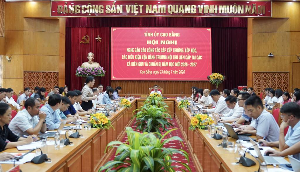 Toàn cảnh hội nghị báo cáo về công tác sắp xếp trường, lớp học, các điều kiện vận hành trường nội trú liên cấp và chuẩn bị năm học 2026-2027. Ảnh: La Ngà/Báo và Phát thanh truyền hình Cao Bằng