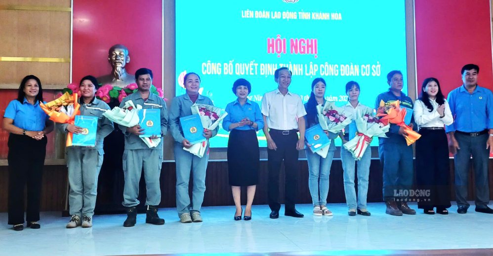 Khanh Hoa Labor Federation established 7 new grassroots trade unions in Dong Ninh Hoa ward. Photo: Luu Nguyen