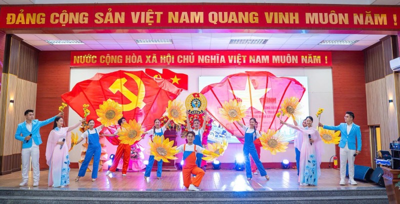 Công đoàn phường Cẩm Lệ tổ chức kỷ niệm 97 năm thành lập Công đoàn Việt Nam. Ảnh: Công đoàn Cẩm Lệ