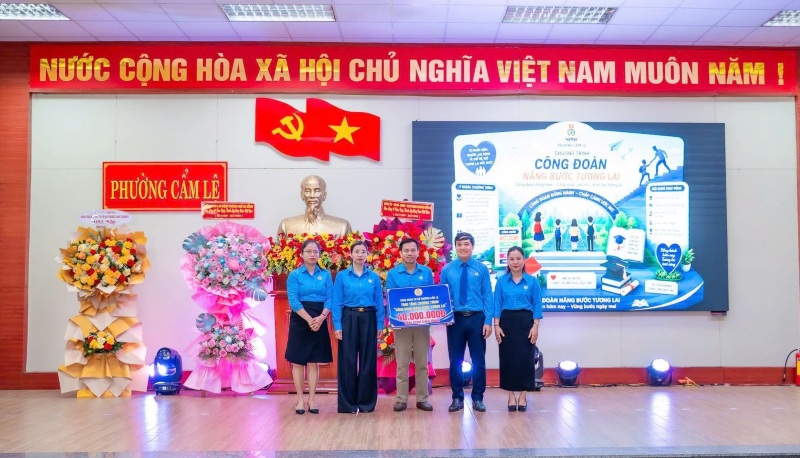 Công đoàn phường Cẩm Lệ, Đà Nẵng trao kinh phí hỗ trợ đoàn viên khó khăn. Ảnh: Công đoàn Cẩm Lệ