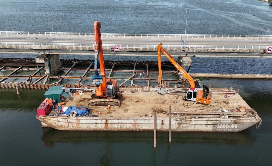 Machinery is mobilized to construct at the valve gates of Thao Long dam. Photo: Nguyen Luan