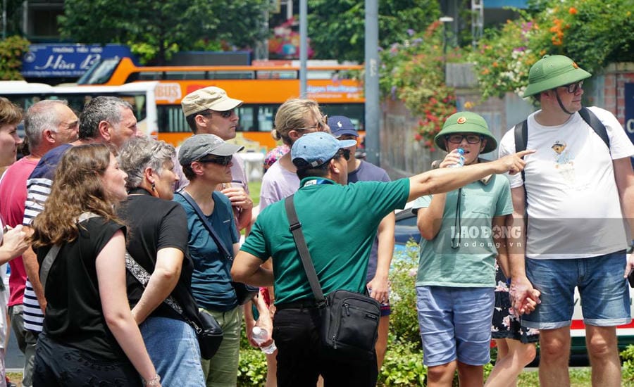 Touristes internationaux visitant Hô Chi Minh-Ville. Photo: Thanh Chân