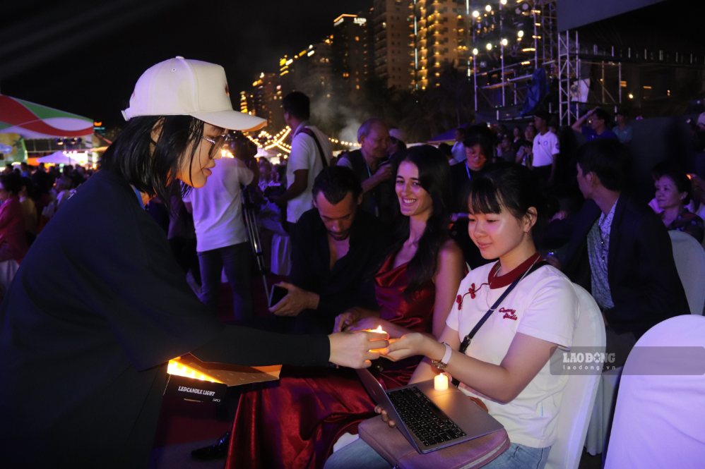 Programme artistique en plein air lors de la soirée d'ouverture du Festival "Profitez de Da Nang 2026", un événement phare du tourisme de la ville en été. Photo: Nguyen Linh