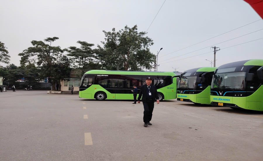 People and drivers respond positively to electric buses. Photo: Xuyen Dong