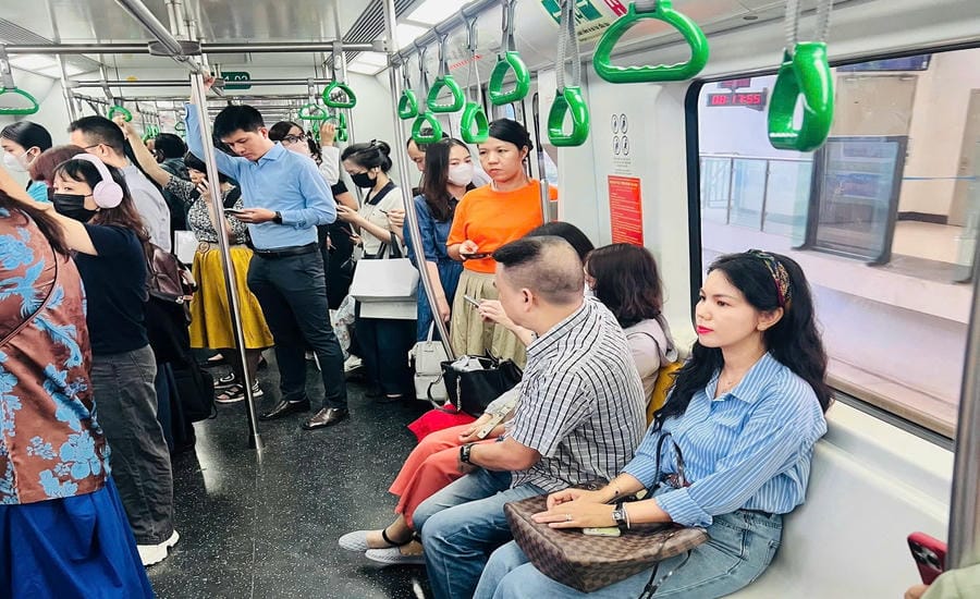 Ms. Duong Thi Ngan (sitting at the front, right) chooses the tram as her daily means of transportation to work. Photo: Character provided