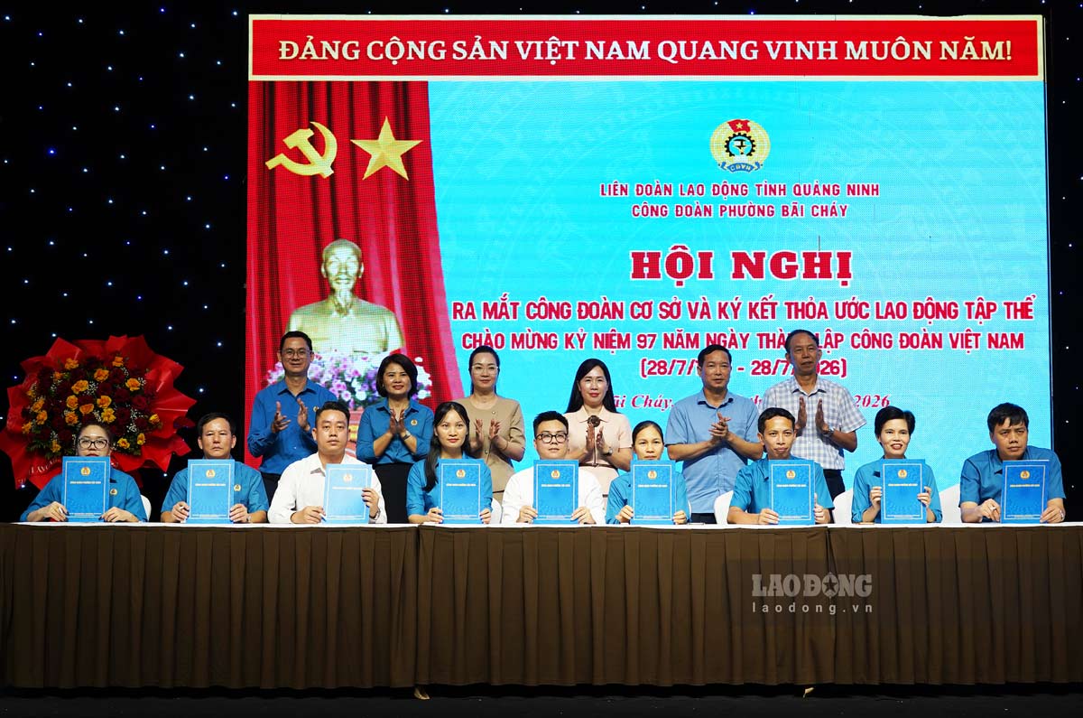 Newly established grassroots trade unions sign collective labor agreements. Photo: Doan Hung