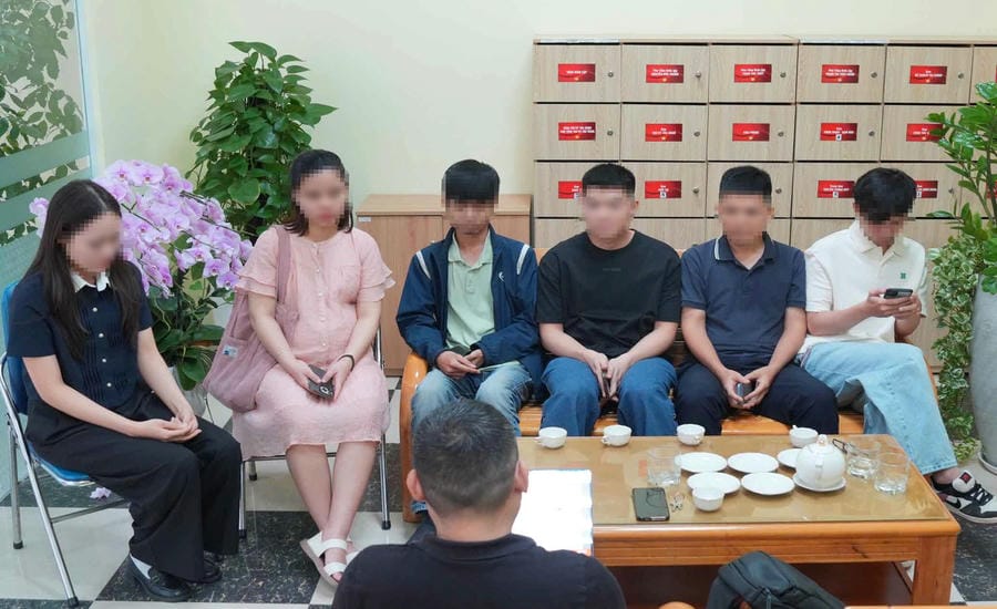 Collective of workers came to the headquarters of Lao Dong Newspaper to ask for help. Photo: Duc Thien