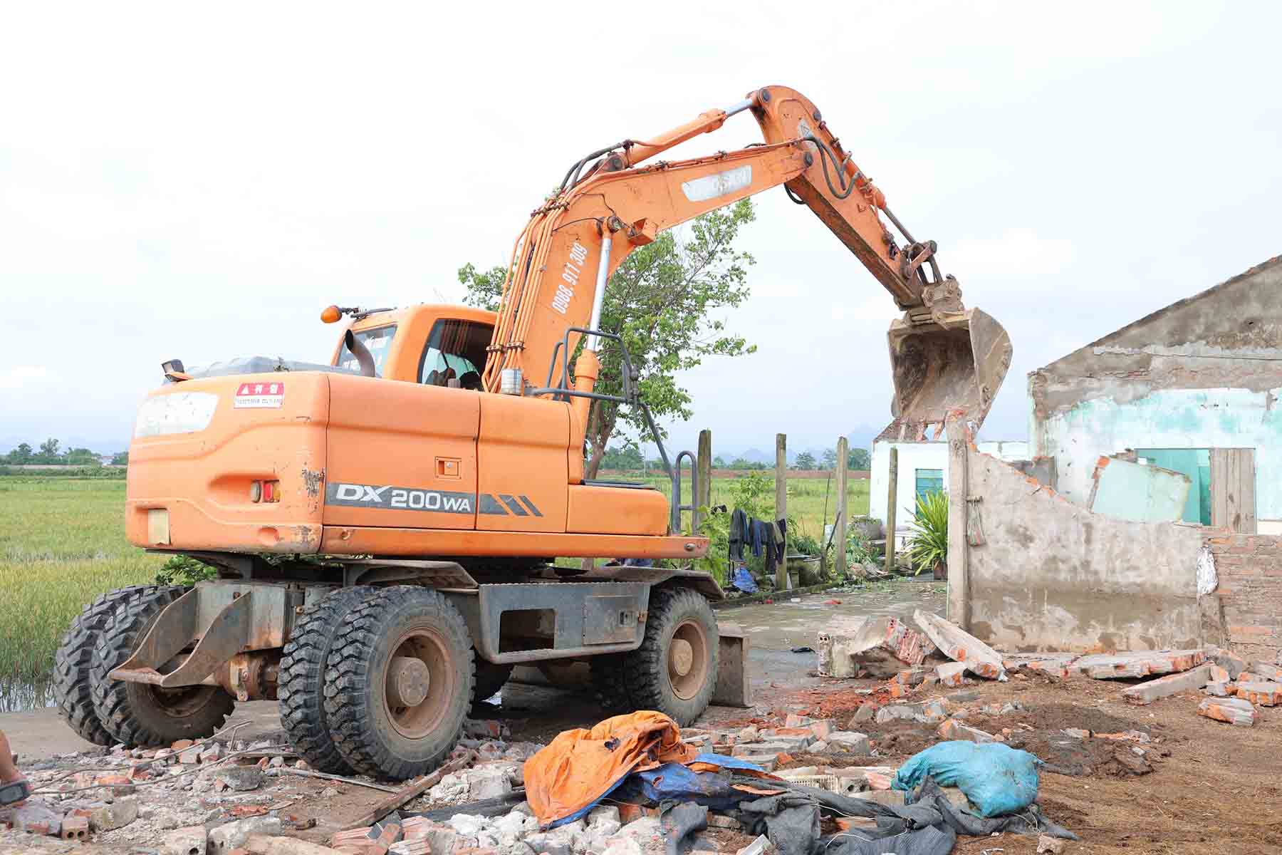 Máy móc phá dỡ công trình vi phạm xây dựng trên đất nông nghiệp của hộ ông N.V.T. Ảnh: Trang thông tin điện tử xã Phú Nghĩa 