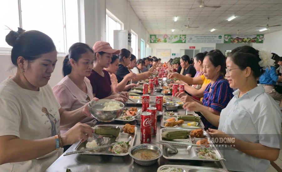 La joie de centaines d'ouvriers de Jeil Kovi Vina Co., Ltd. participant au programme "Repas syndical" directement dans la cuisine de l'entreprise. Photo: Nguyen Truong