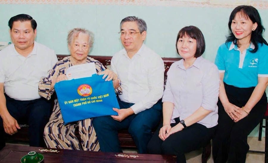 M. Nguyễn Phước Lộc - membre du Comité central du Parti, secrétaire adjoint du Comité municipal du Parti, président du Comité du Front de la Patrie du Vietnam de Hô Chi Minh-Ville - et la délégation de travail ont rendu visite et offert des cadeaux à la Mère héroïne vietnamienne Nguyễn Thị Hữu Tài. Photo: Fournie par le Comité du Front de la Patrie du Vietnam de Hô Chi Minh-Ville