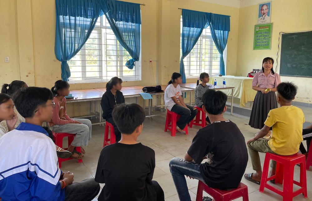 A working practice session with students of students in a training course on juvenile reproductive health care at Huong Hiep Secondary School. Photo: Quang Tri Women's Union