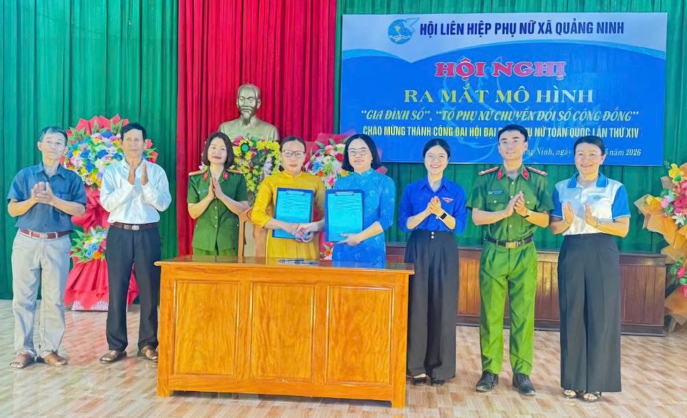 Hội LHPN xã Quảng Ninh tổ chức ra mắt Mô hình “Gia đình số”, “Tổ phụ nữ chuyển đổi số cộng đồng, kết hợp tập huấn nâng cao kiến thức kĩ năng an toàn và ứng xử trên không gian mạng. Ảnh: Hội LHPN Quảng Trị