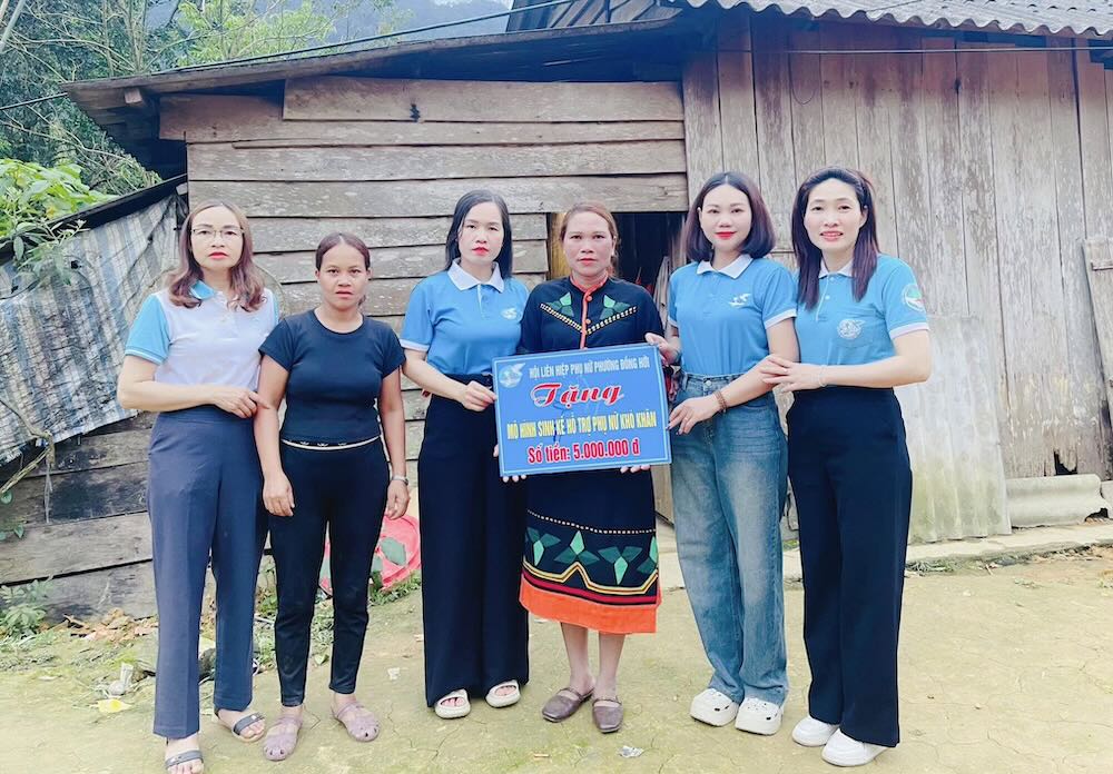 Grassroots Women's Union accompanies border women. Photo: Quang Tri Women's Union