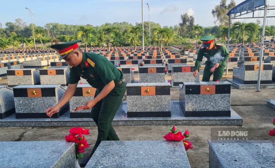 Offering incense to comrades. Photo: Nhat Ho