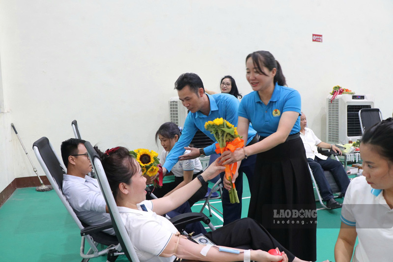 Lãnh đạo Liên đoàn Lao động tỉnh Lào Cai tặng hoa, tri ân người hiến máu. Ảnh: Mạnh Hùng
