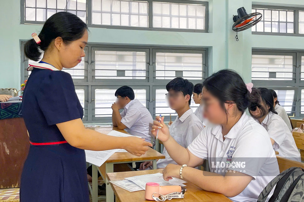 Officials of the Gia Lai provincial education sector guide students to complete procedures for registering for the 2026 high school graduation exam. Photo: Hoai Phuong