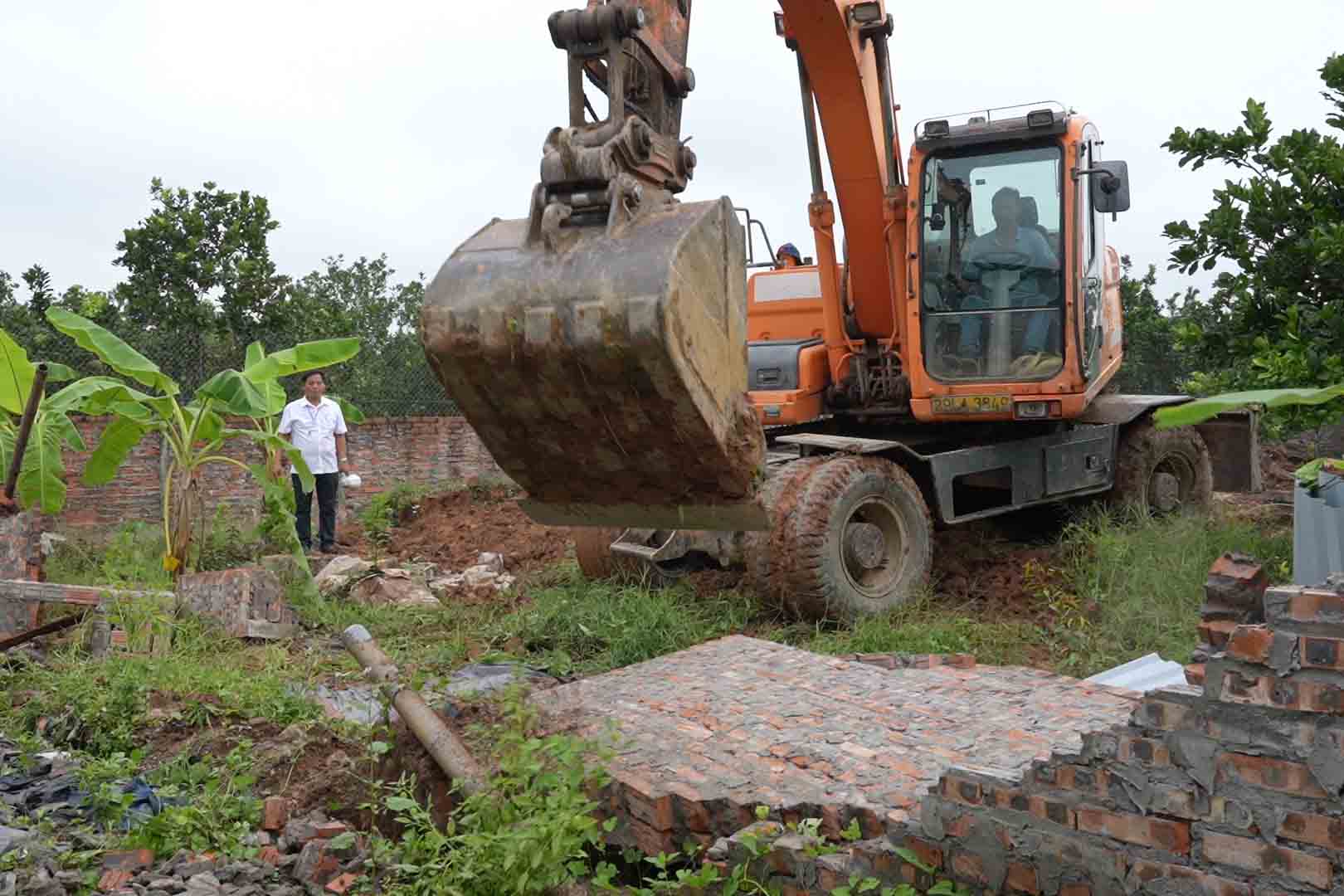 Máy móc phá dỡ công trình vi phạm đất đai, xây dựng ở xã Thanh Oai. Ảnh: Trang thông tin điện tử xã Thanh Oai 