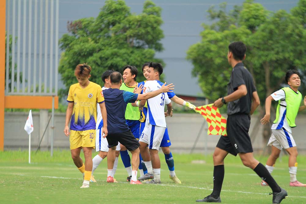 The joy of U21 Song Lam Nghe An when winning a ticket to the final of the 2026 National U21 Championship. Photo: VFF
