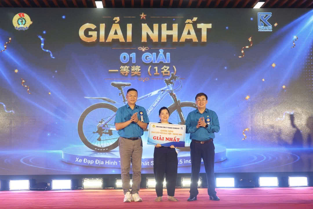Lãnh đạo Công ty và Liên đoàn Lao động tỉnh Bắc Ninh trao giải nhất trong chương trình bốc thăm trúng thưởng. Ảnh: Quyết Chiến/Liên đoàn Lao động tỉnh Bắc Ninh.