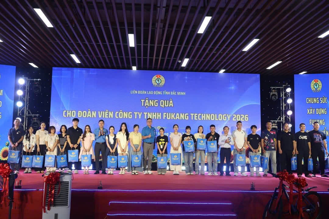 Các đồng chí lãnh đạo trao quà cho đoàn viên, người lao động