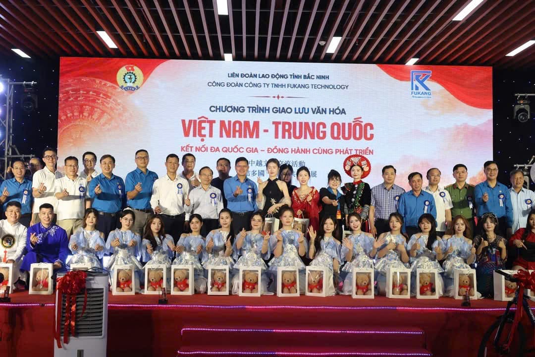 Taking souvenir photos at the Vietnam - China Cultural Exchange Program in 2026. Photo: Quyet Chien/Bac Ninh Provincial Labor Federation.