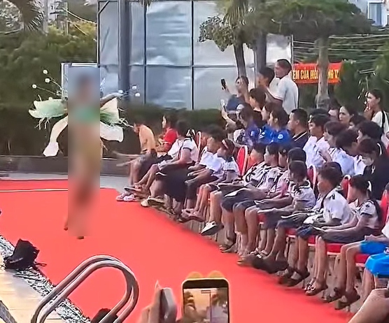 Misses show off swimsuits in front of dozens of students in the Ly Son special zone, Quang Ngai province. Photo: Cut from clip