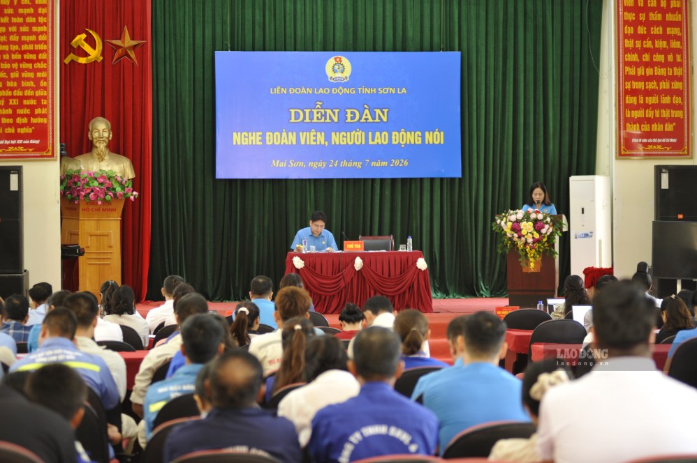 Forum listening to union members and workers speak in Mai Son area, Son La province. Photo: Truong Son