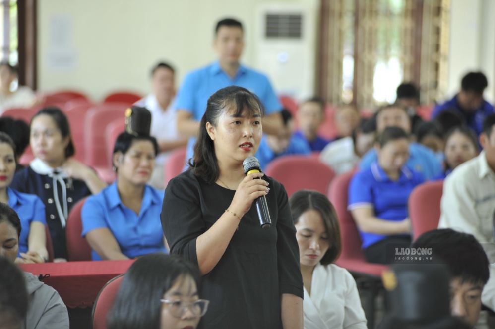 Đoàn viên công đoàn cơ sở khu vực Mai Sơn đặt câu hỏi cho Bảo hiểm xã hội tỉnh Sơn La tại diễn đàn. Ảnh: Trường Sơn