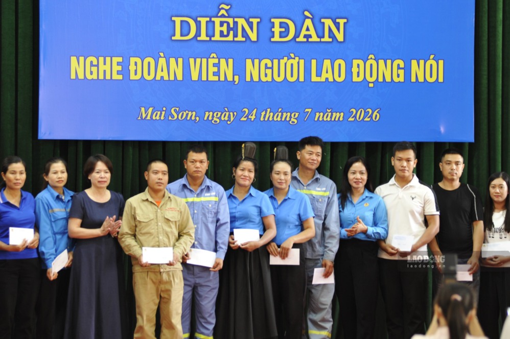 Đoàn viên, người lao động có hoàn cảnh khó khăn khu vực Mai Sơn nhận quà của LĐLĐ tỉnh. Ảnh: Trường Sơn