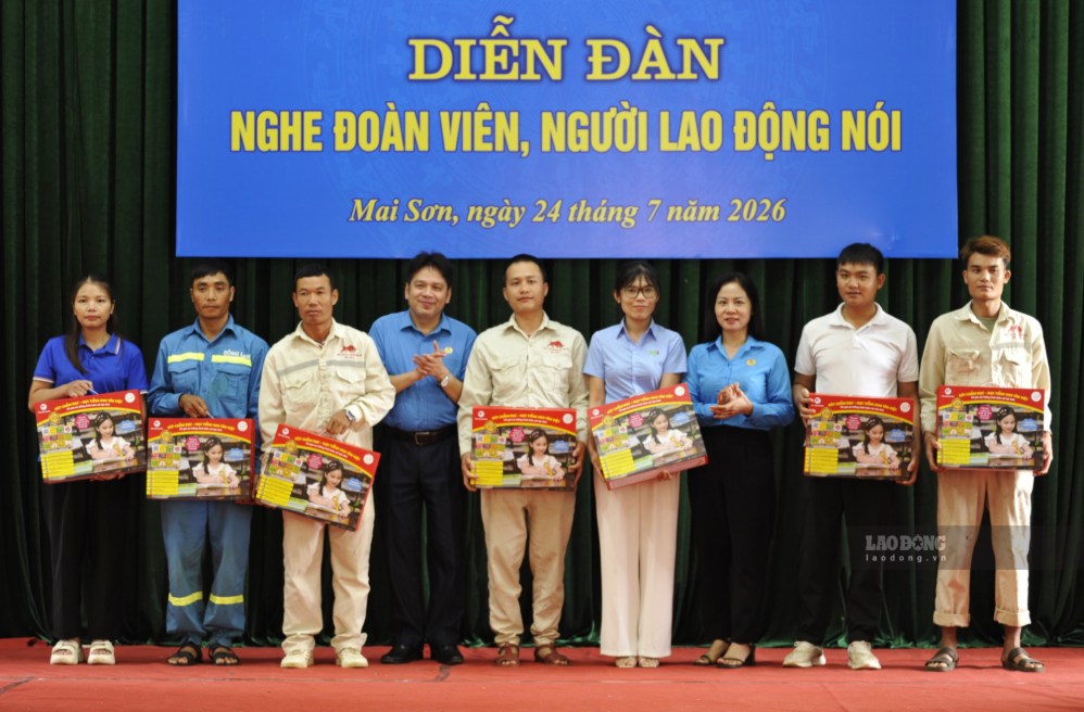 Đại diện gia đình đoàn viên, người lao động khu vực Mai Sơn nhận bút chấm đọc tiếng Anh cho trẻ em. Ảnh: Trường Sơn