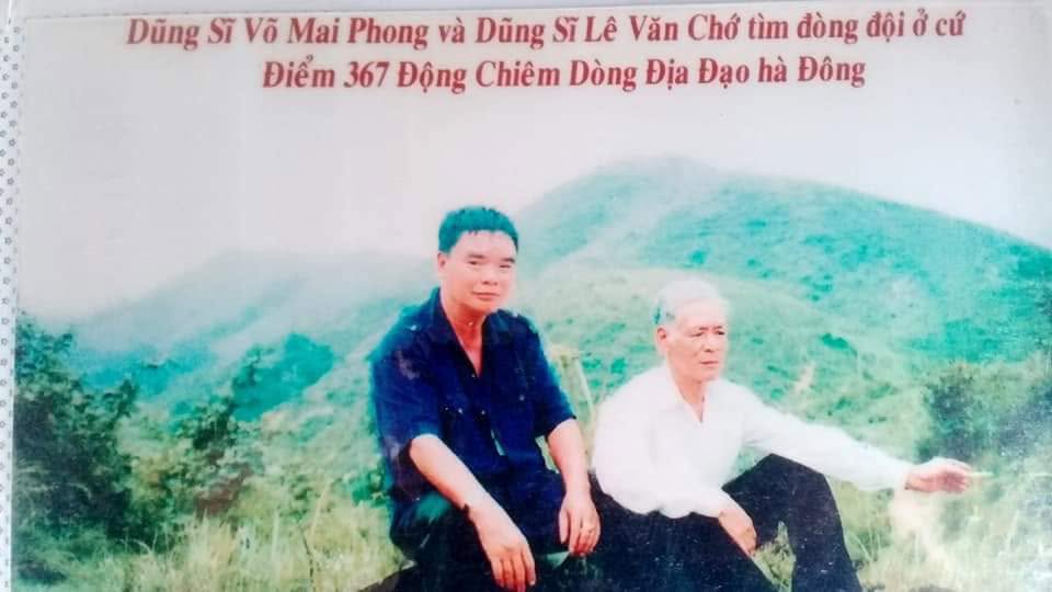 Cựu binh Lê Văn Chớ (bên trái) trong một lần đi tìm hài cốt đồng đội. Ảnh tư liệu do nhân vật cung cấp