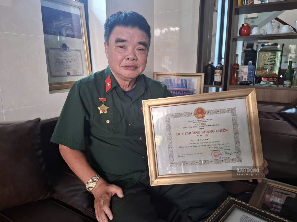 Veteran Le Van Cho has participated in searching for martyrs' remains for more than 30 years. Photo: Tran Tuan