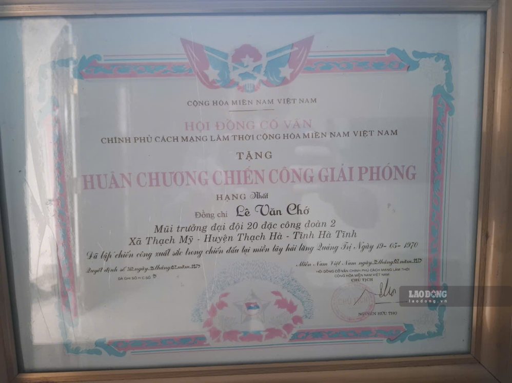 Thành tích của cựu binh Lê Văn Chớ. Ảnh: Trần Tuấn